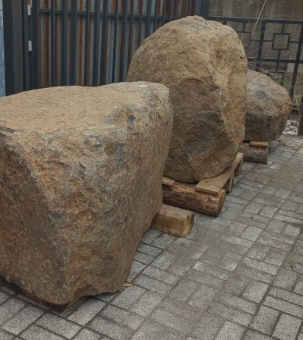 Валуны из натурального природного гранита Baikal Black