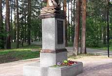Памятник Новокшенову В.Ф., г. Ангарск,  парк ДК “Современник”